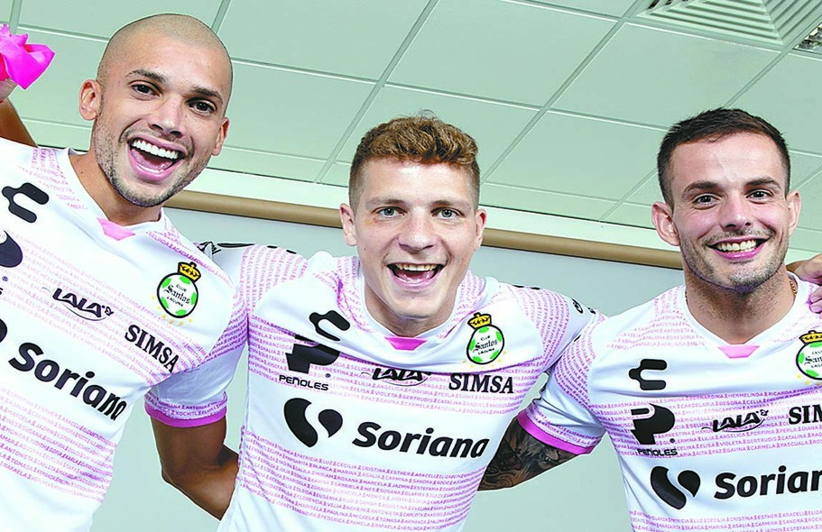 Club Santos Laguna presentó su jersey especial a favor de la lucha contra el cáncer de mama (Foto: Cortesía)