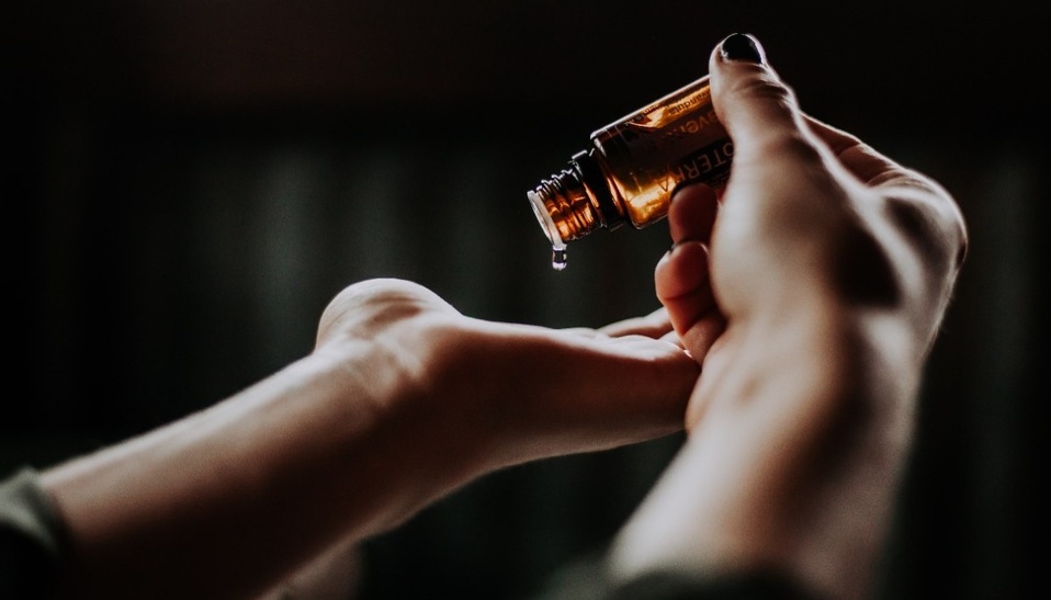 El aceite tiene cualidades limpiadoras y purificadoras que promueven una piel limpia y rejuvenecida (Foto: Unsplash)