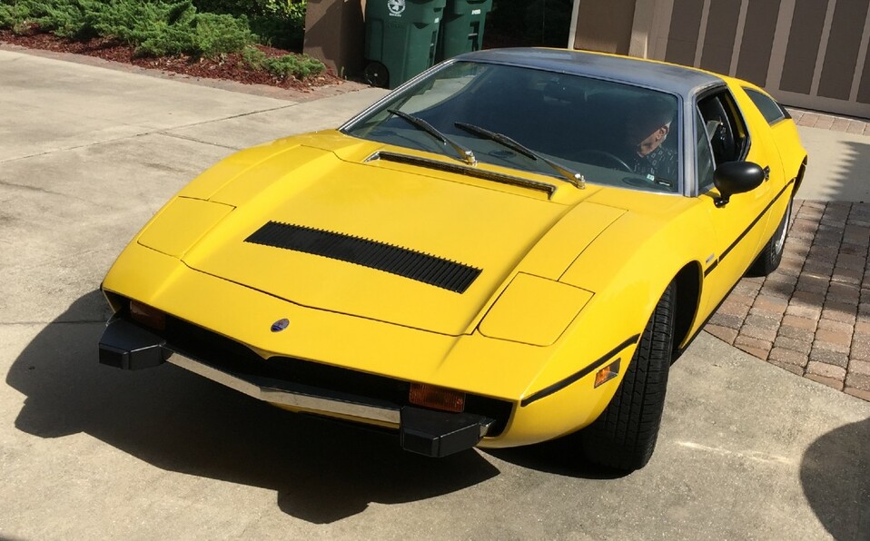 A los 93 años seguía manejando los autos de su colección, como este modelo Maserati / Foto: Cortesía
