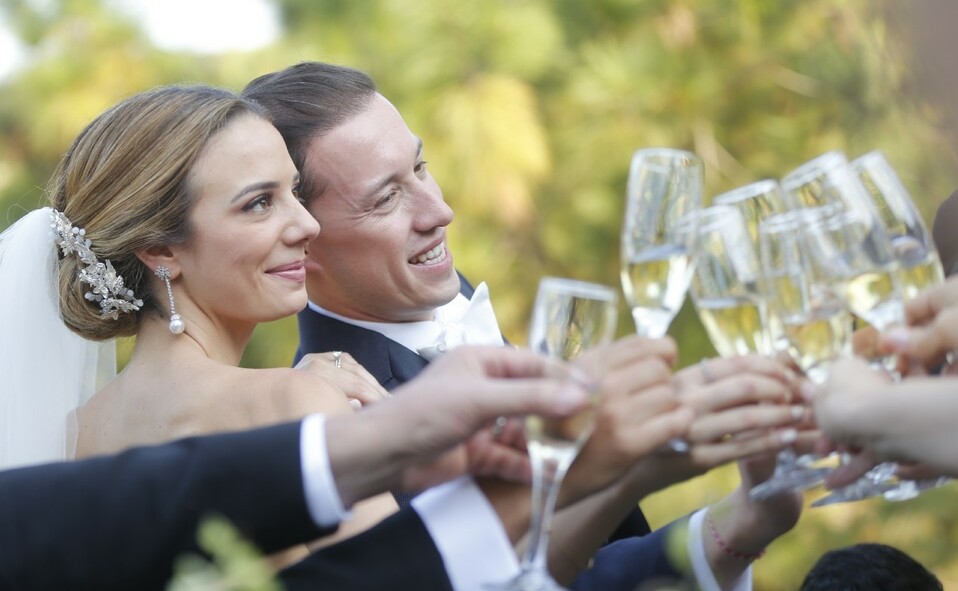 Los ahora esposos durante el brindis