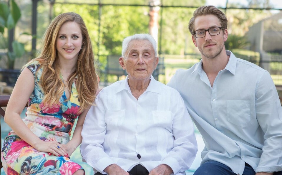 Sus nietos Caitie y Alex, hijos de Thaddeus y Maralee Foster, con quienes mantuvo una relación muy cercana hasta el día de su muerte / Foto: Cortesía