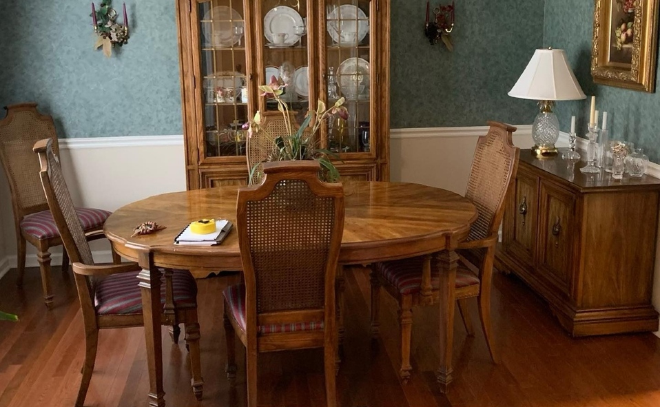 Un look completamente tradicional, con mobiliario de madera que resta espacio a la habitación y no logra destacar. (Imagen: Instagram).