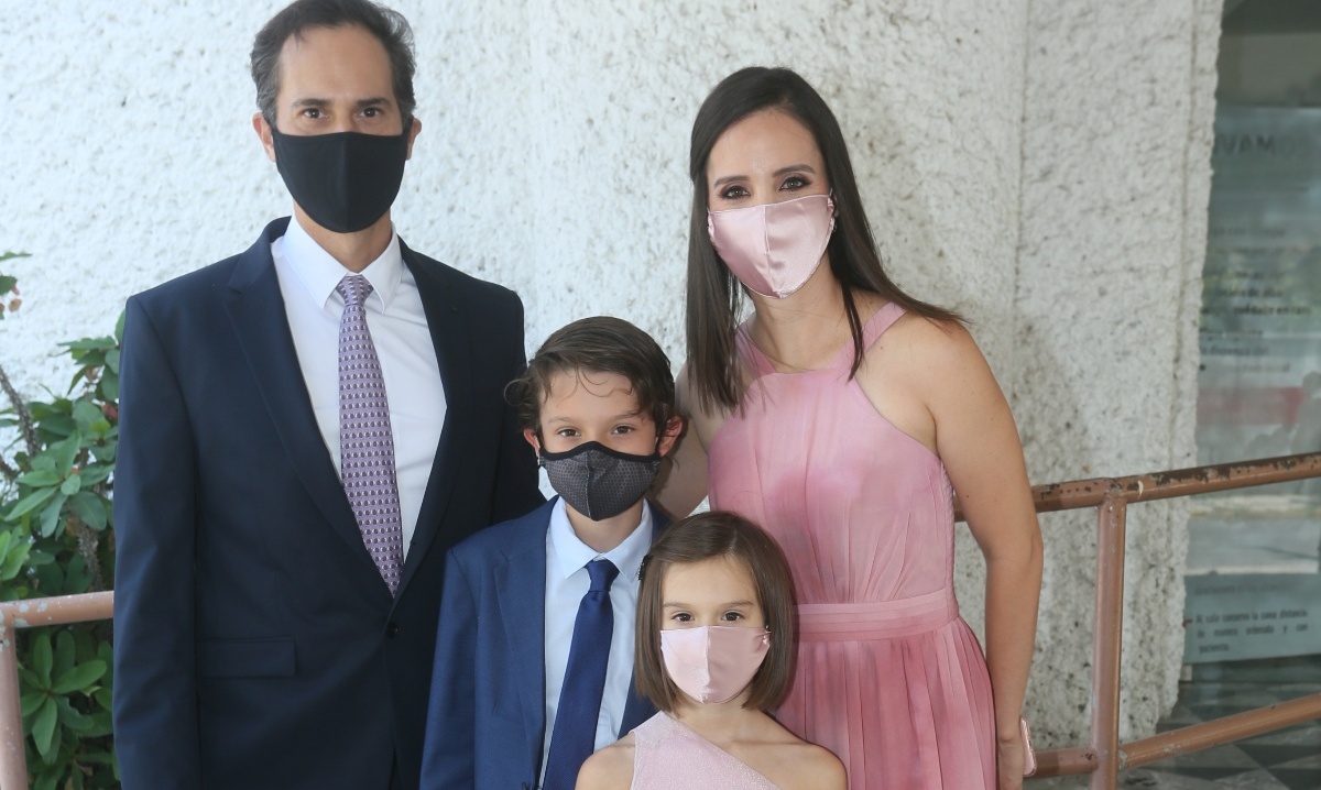 Jesús Carmona, Cristina Zapata de Carmona, Mateo Carmona y Sofía Carmona / Omar Valdez