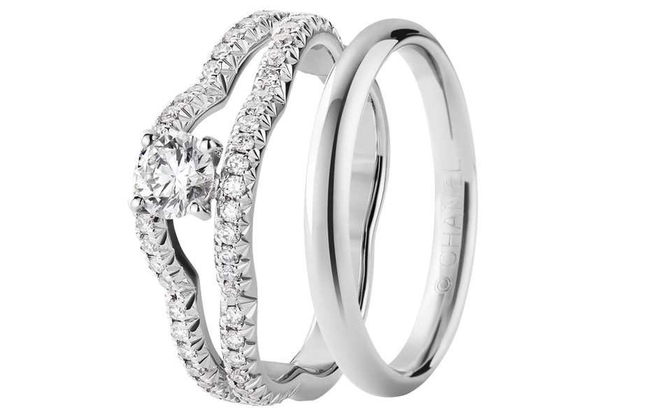 Chanel: Anillo Camélia en oro blanco de 18 quilates y su sencilla alianza Ruban en platino. www.chanel.com