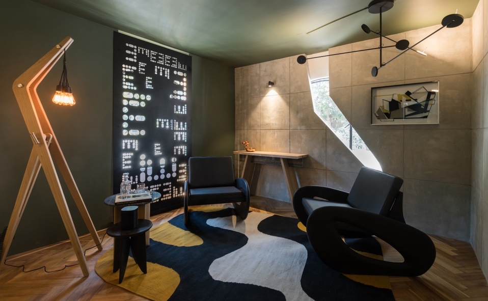 Breuer Estudio exploró en este cuarto de lectura la ebanistería de autor y la carpintería. (Fotografía: cortesía Jaime Navarro).