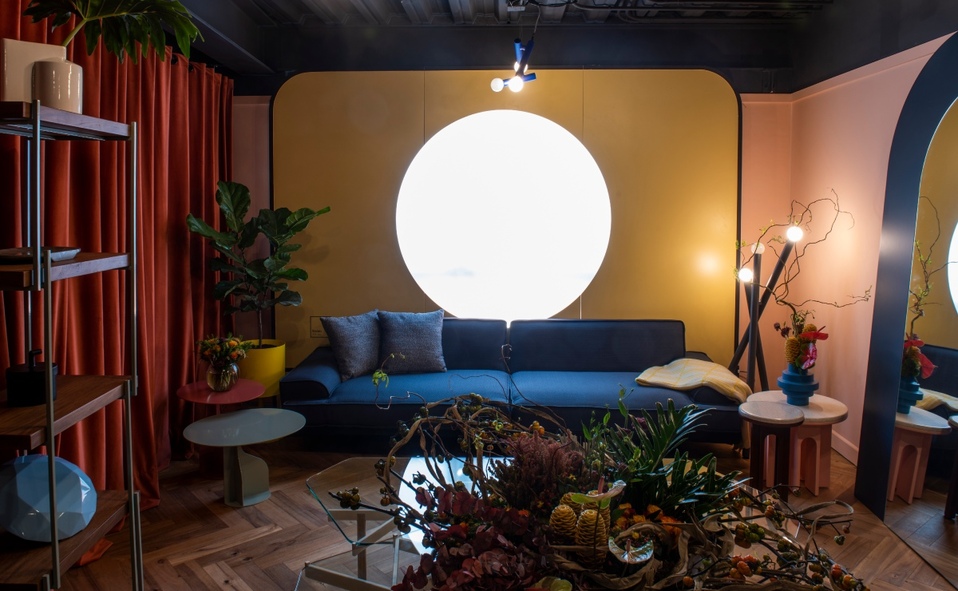 Domus Design recreó un escenario vibrante y confortable con piezas de su colección y elementos naturales. (Fotografía: cortesía Jaime Navarro).