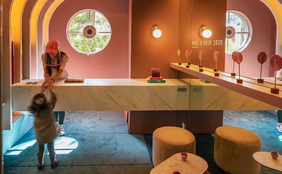 La candy shop de Faci Leboreiro destaca por su experiencia sensorial generada por la iluminación y su color. (Fotografía: cortesía Jaime Navarro).
