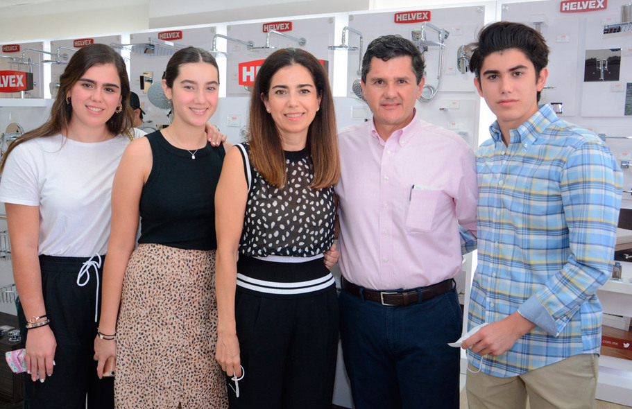 Isabella, Sofía, María Rosa, Ricardo y Ricardo
