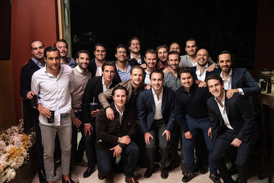 Juan Carlos Hevia acompañado de sus amigos