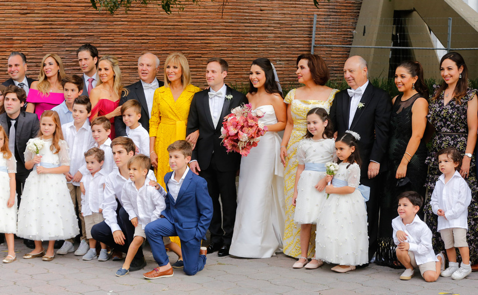 Los novios junto a sus familias / Fotos: Omar Valdez