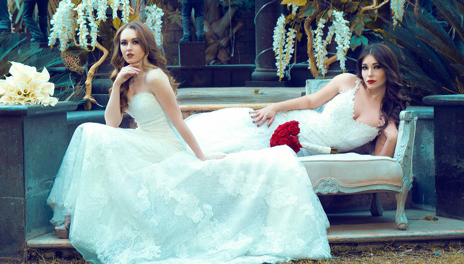 Gaby Cervantes y Paola Núñez se vuelven a vestir de novias y comparten los detalles de su gran día (Fotos: Mario Aspland)