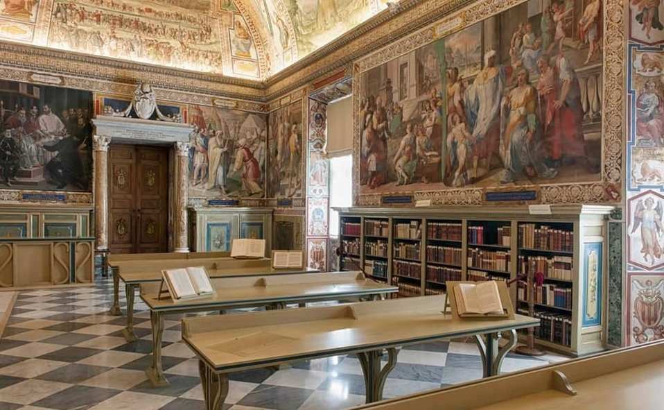 La biblioteca Apostólica Vaticana es una de las más antiguas del mundo que conserva la historia hasta en sus muros. (Imagen: Instagram).