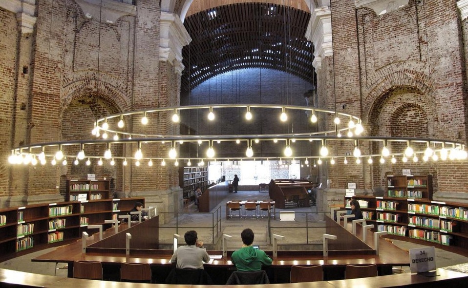 Un antiguo colegio del siglo XVIII fue restaurado para albergar la Biblioteca de las Escuelas Pías en Madrid. (Imagen: Instagram).