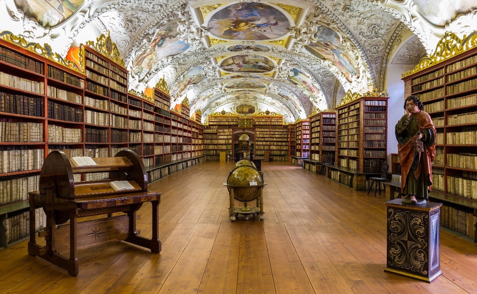 La Biblioteca del Monasterio de Strahov en Praga destaca por su techo de estilo barroco y sus estanterías de nogal. (Imagen: Shutterstock).