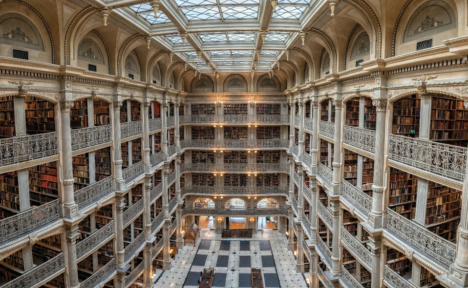 La George Peabody Library de Baltimore cuenta con un estilo neogriego en sus interiores un atrio de más de 18 metros de altura. (Imagen: Shutterstock)
