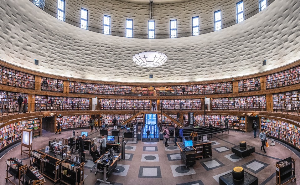En Suecia, la  biblioteca pública de Estocolmo fue la primera de su tipo en incluir estanterías abiertas. (Imagen: Shutterstock).