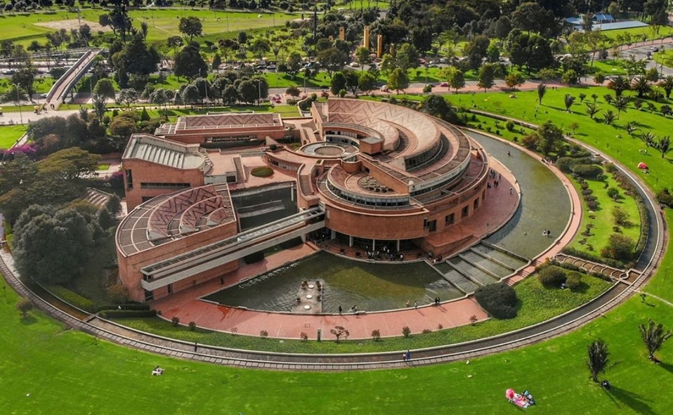 La estructura circular de la Biblioteca Pública Virgilio Barco en Bogotá la ha hecho destacar. (Imagen: Instagram).