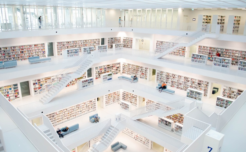 A cargo de Yi Architects, la Biblioteca Stuttgart de Alemania, fue diseñada para ser iluminada a través de su techo. (Imagen: Shutterstock).