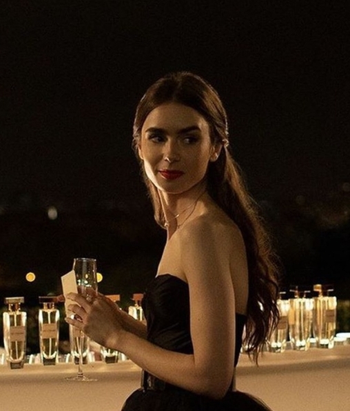 Lilly Collins como Emily Cooper (Netflix).