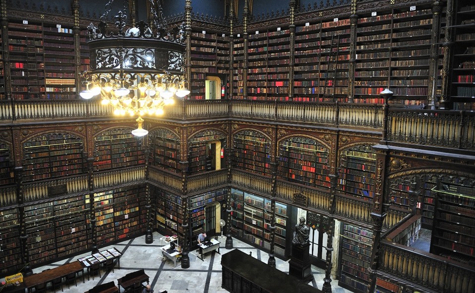 De estilo neomanuelino, el Real Gabinete Portugués de Lectura en Brasil se concibe con un espacio muy ornamental. (Imagen: Shutterstock).