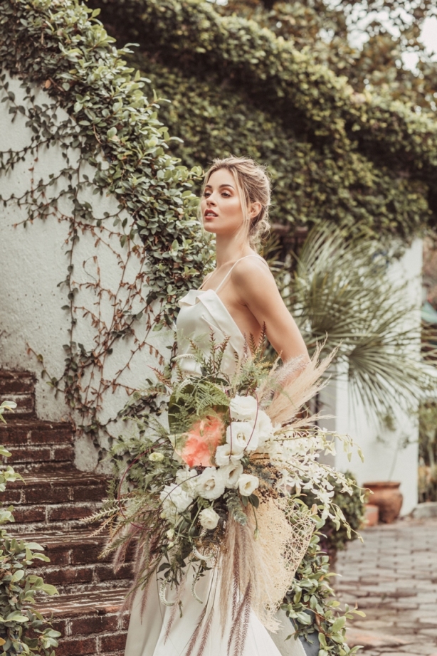 Mariana Rodríguez posa vestida de novia 3