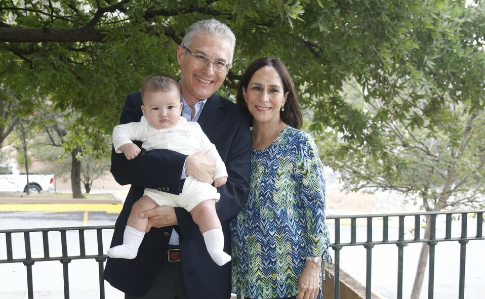 Con sus abuelitos, Luis Lauro González y Temmy Martínez de González. FOTO: ANTONIO MIRELES