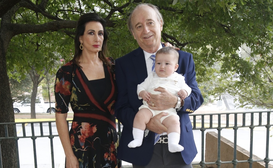 Junto a sus abuelitos Tere de Ferrigno y Rafael Ferrigno. FOTO: ANTONIO MIRELES