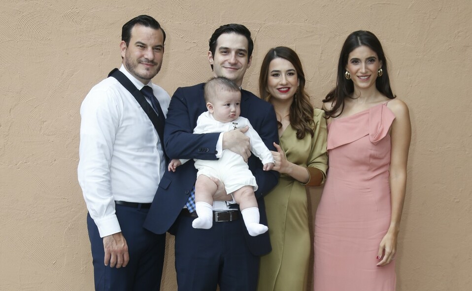 El recién bautizado con sus papás y padrinos. FOTO: ANTONIO MIRELES