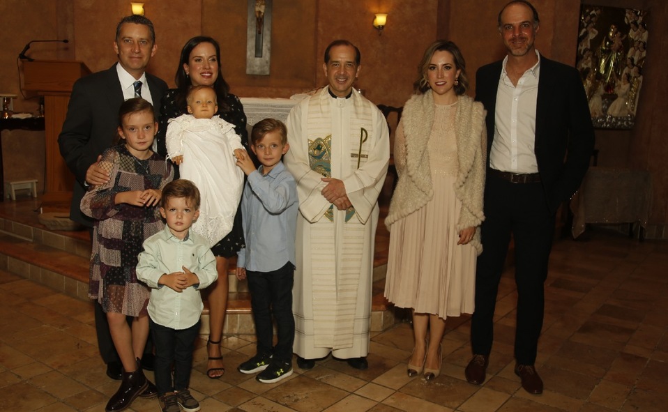 Sara estuvo acompañada por sus papás, Bárbara Santos y Daniel Ortiz, y sus padrinos, Mariana García y Alberto Hakman. FOTO: ANTONIO MIRELES