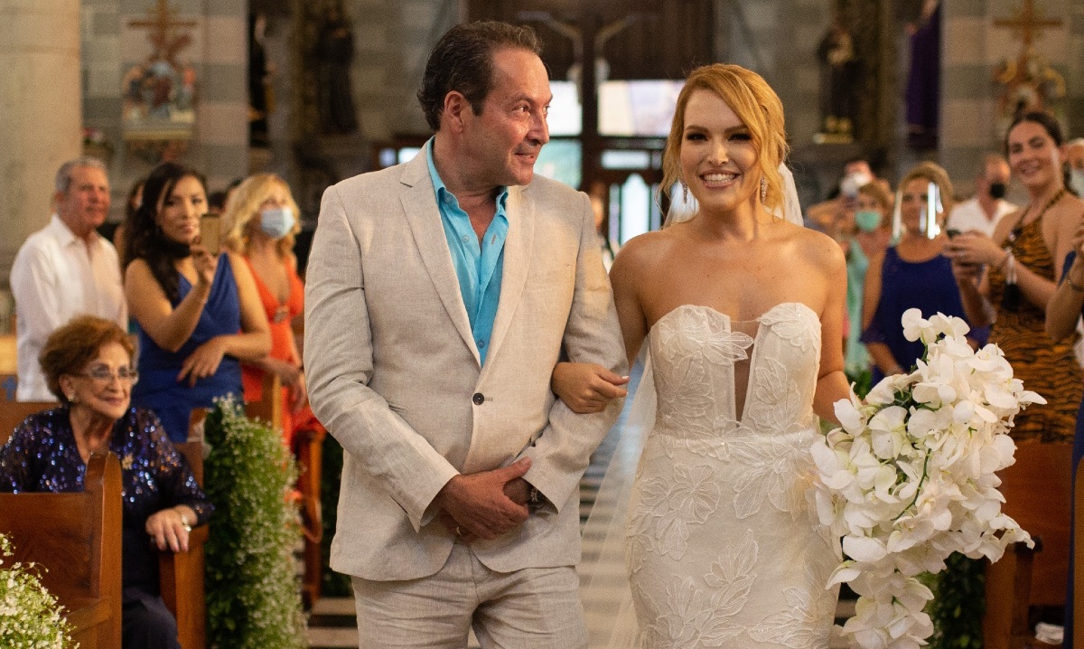 La novia entrando a la iglesia junto a su papá Sergio Meade / Foto: Visor.dep.foto