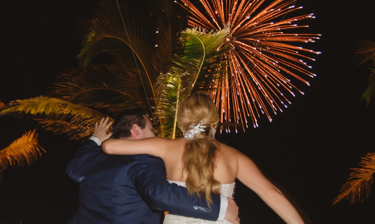 Vero y Hugo concluyeron su fiesta con el encendido de fuegos artificiales / Foto: Visor.dep.foto