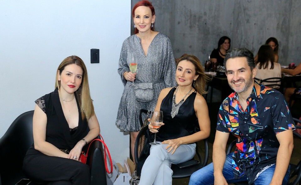 Gaby Espinosa de Kuri, Lourdes Tirado de Becerra y Luis Becerra junto a Moni.