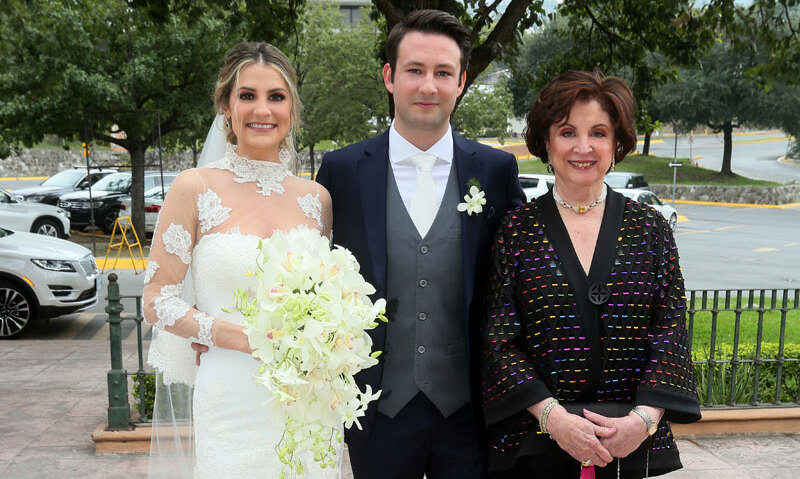 Los novios junto a María Eugenia Rangel Domene