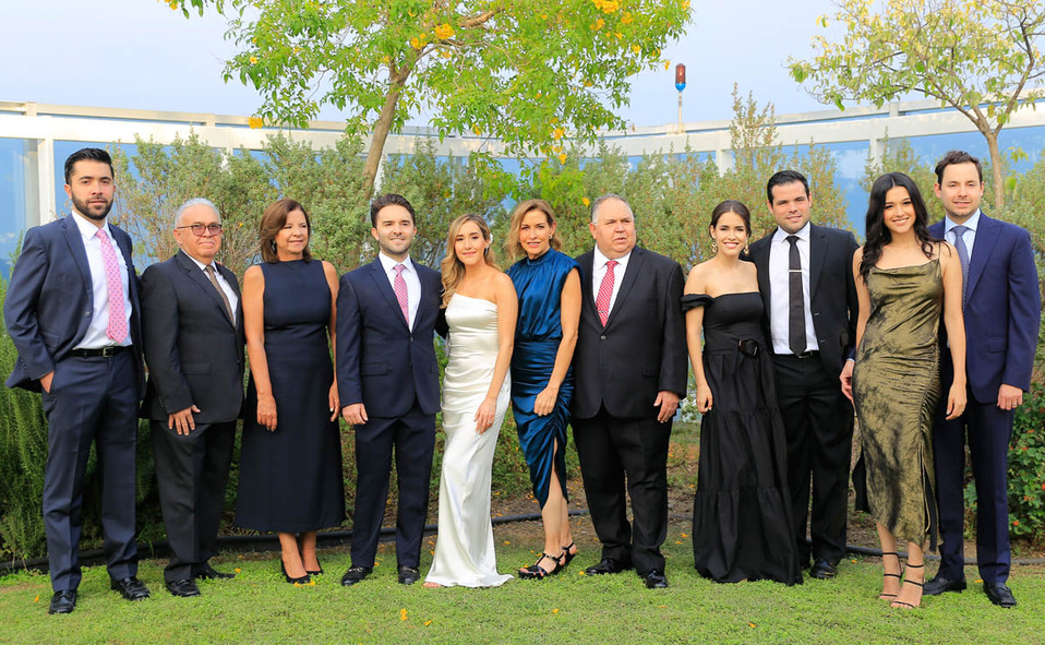 Los novios junto a sus familias / Fotos: Daniel Saldívar