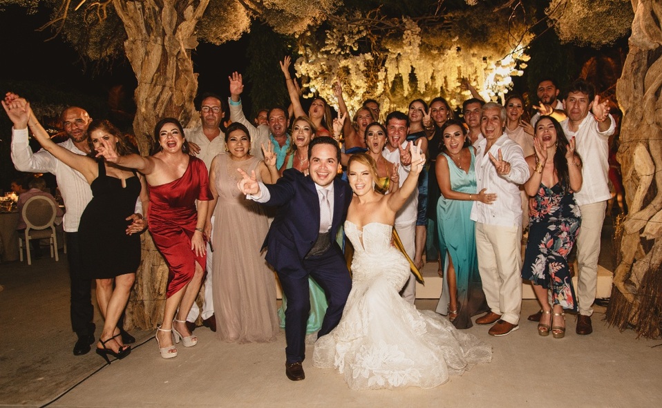 Los novios con un grupo de invitados / Foto: Visor.dep.foto