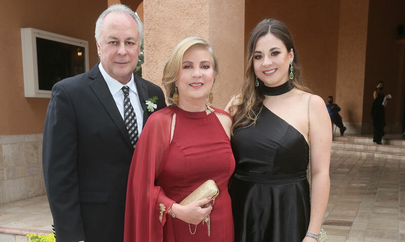 Papás y hermana del novio. Raymundo Garza, María Eugenia Belden y Camila Garza