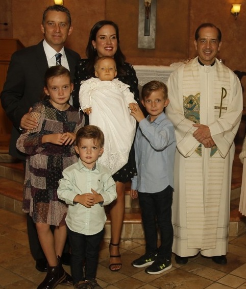 Sara estuvo acompañada por sus papás, Bárbara Santos y Daniel Ortiz, y sus padrinos, Mariana García y Alberto Hakman. FOTO: ANTONIO MIRELES