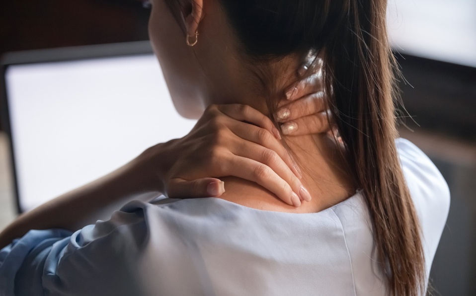 El agachar la cabeza constantemente para mirar el móvil y otros dispositivos nos puede generar problemas en el cuello (Foto: Getty Images)