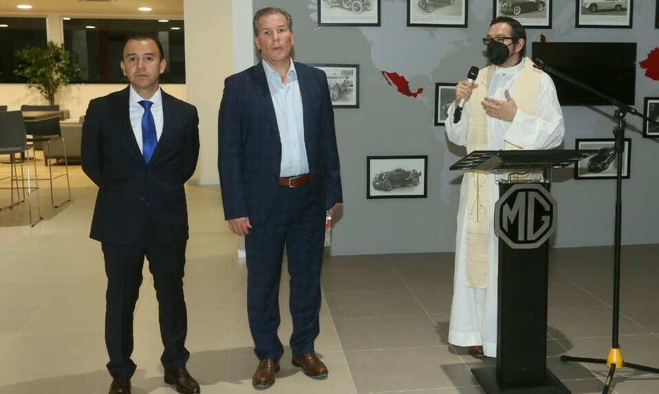 Carlos Murguía y Ricardo Albuerne durante la bendición / Foto: Omar Valdez