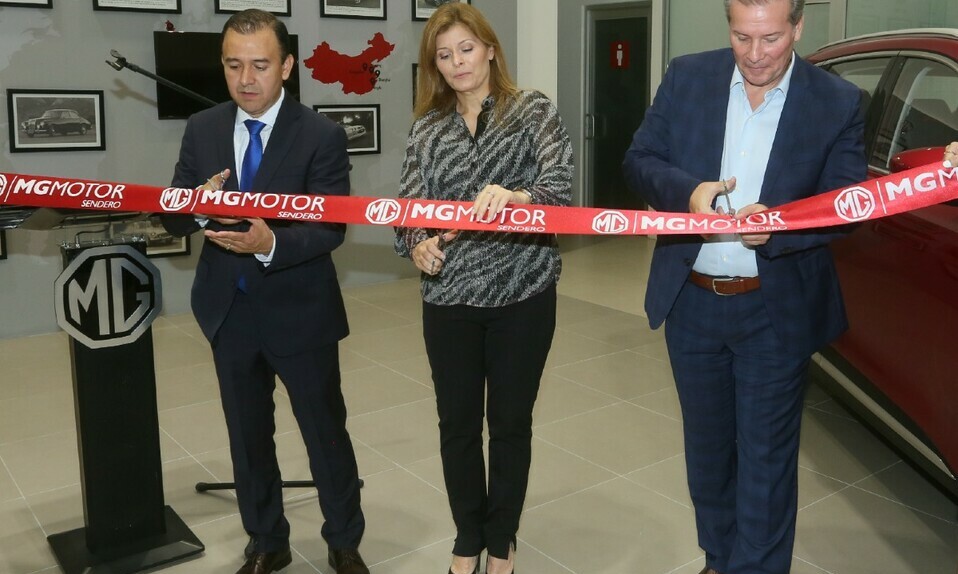 Corte de listón a cargo de Carlos Murguía, Catalina Albuerne y Ricardo Albuerne / Foto: Omar Valdez