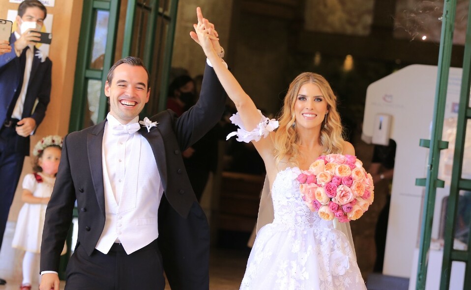 Los recién casados al salir de la iglesia | Daniel Saldívar