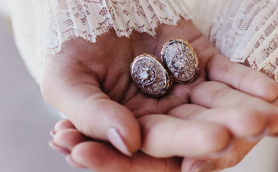 Finos aretes lució Camila González el día de su boda / ja.photographers