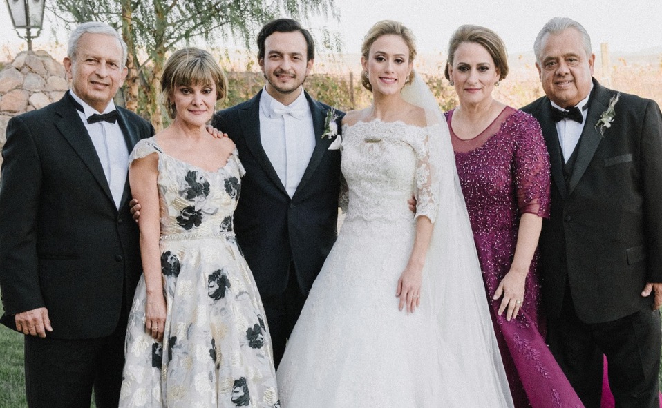 Los novios junto a sus papás Jorge Elías Charur, María Cristina De la garza de Charur, Mariel Oliva de González y Miguel Ángel González / ja.photograp
