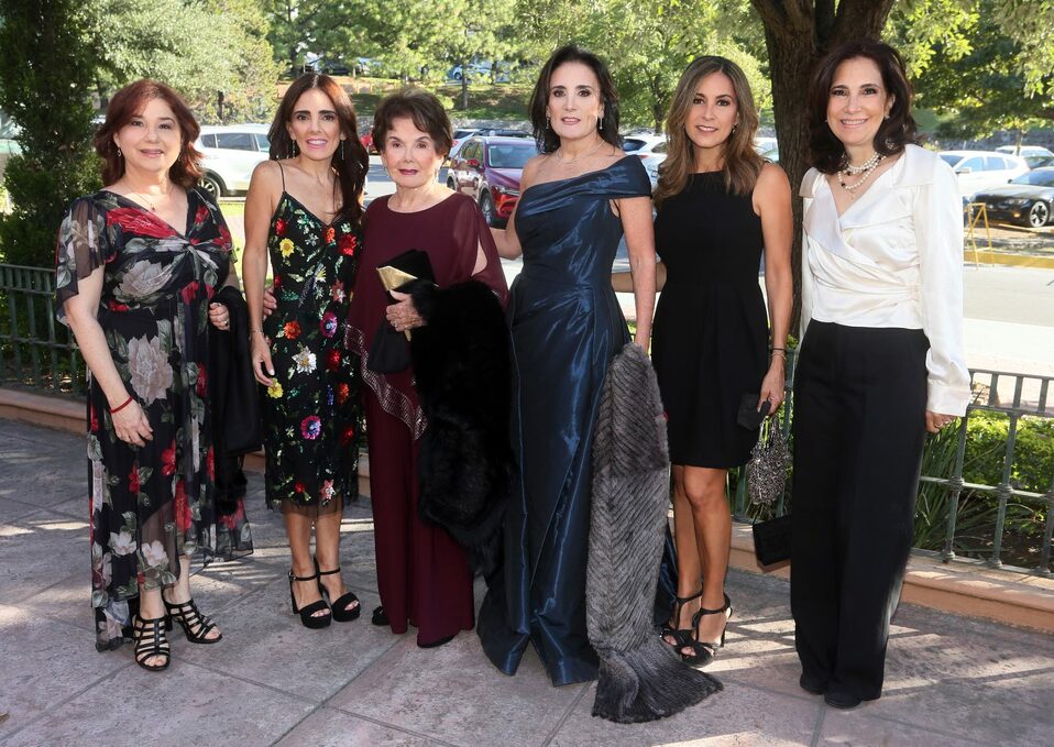 Scarlett de Mireles, Irene Almada, María del Carmen de Almada, María Almada de Lozano Jaquelin de Almada y Consuelo Lozano de Dávalos