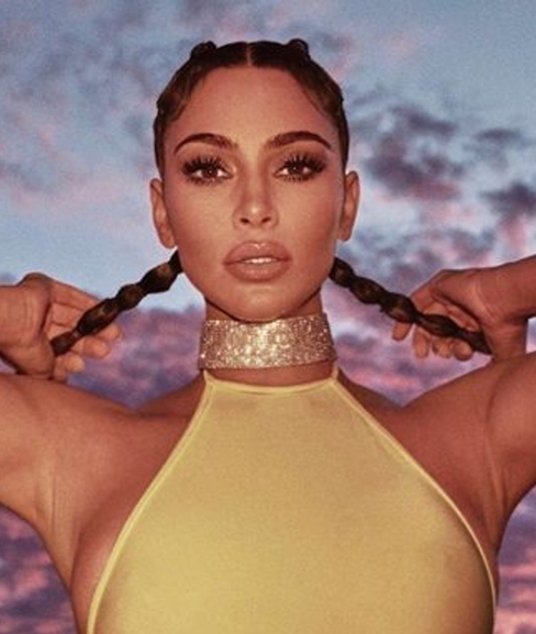 Kim Kardashian luce orgullosamente sus 40 años en la playa (Foto: Instagram)