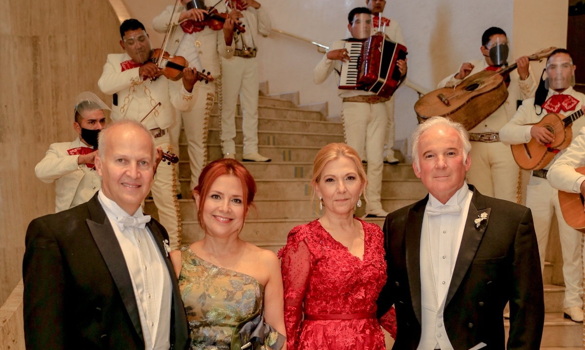 Papás de los novios Óscar Guevara, Maru Bárcena de Guevara, Myriam Guerra de Fernánez y Marcelo Fernández