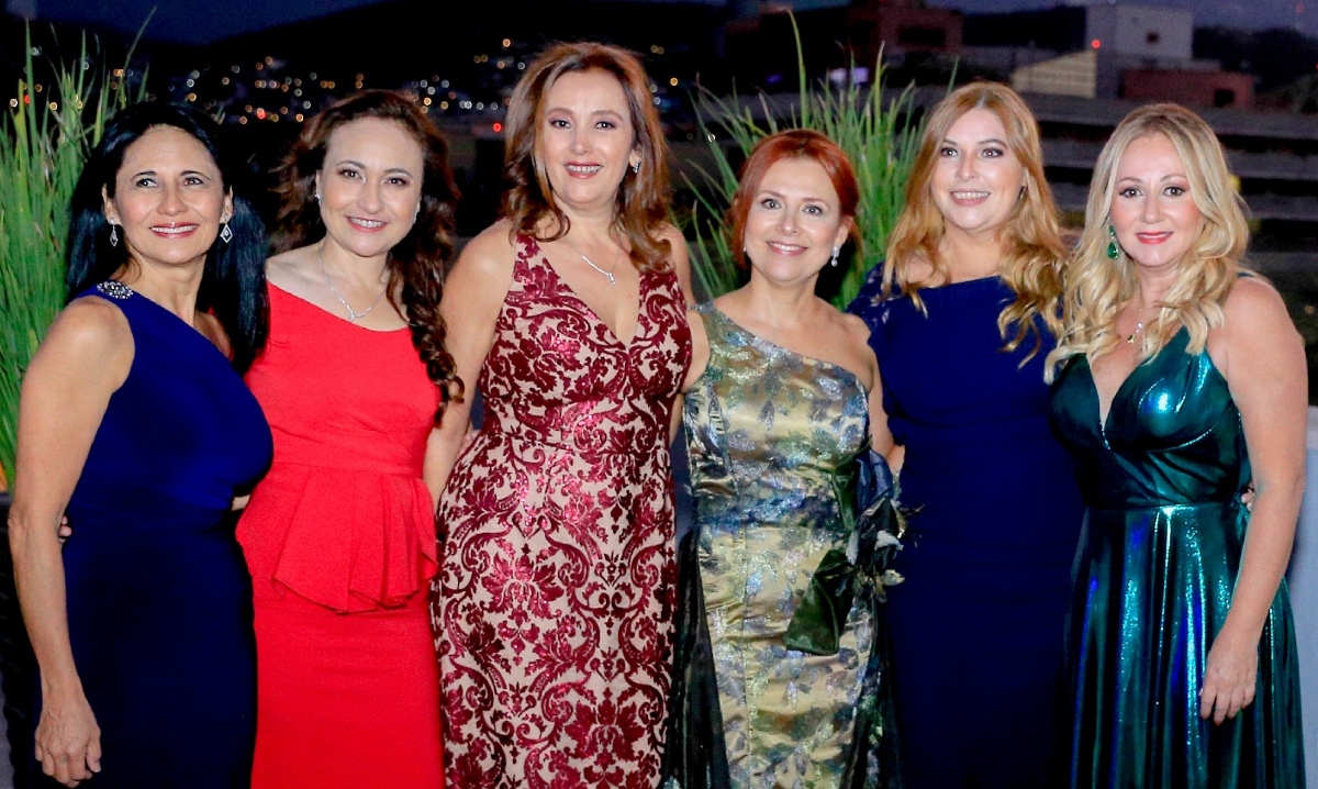 Akeni Nakamischi, Cecilia Solezi, Izza Baumueller de González, Maru Bárcena de Guevara, Marcela Kirschner y Marcela Ayala / Foto: Daniel Saldívar