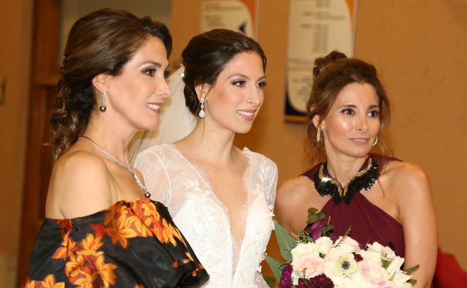 La novia junto a su mamá y su suegra. FOTO: DANIEL SALDÍVAR