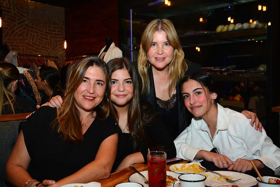 Karina Amutio, Antonella González, Adriana Amutio y Florencia Zozaya