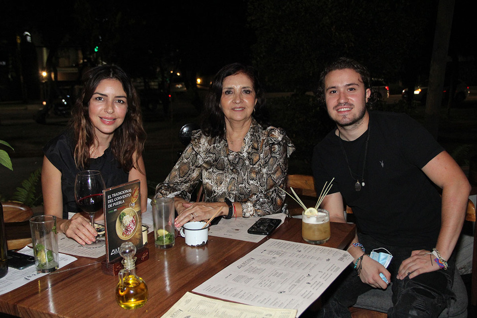 Lucy Vásquez, Alejandrina Castro y Antonio Paz.